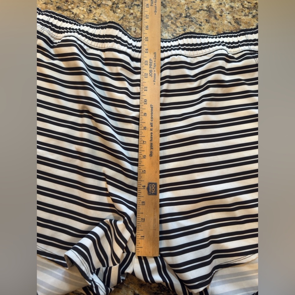 Torrid women’s Black & White Striped crepe 5" Coverup/swim Shorts Plus sz 3 - Picture 8 of 9